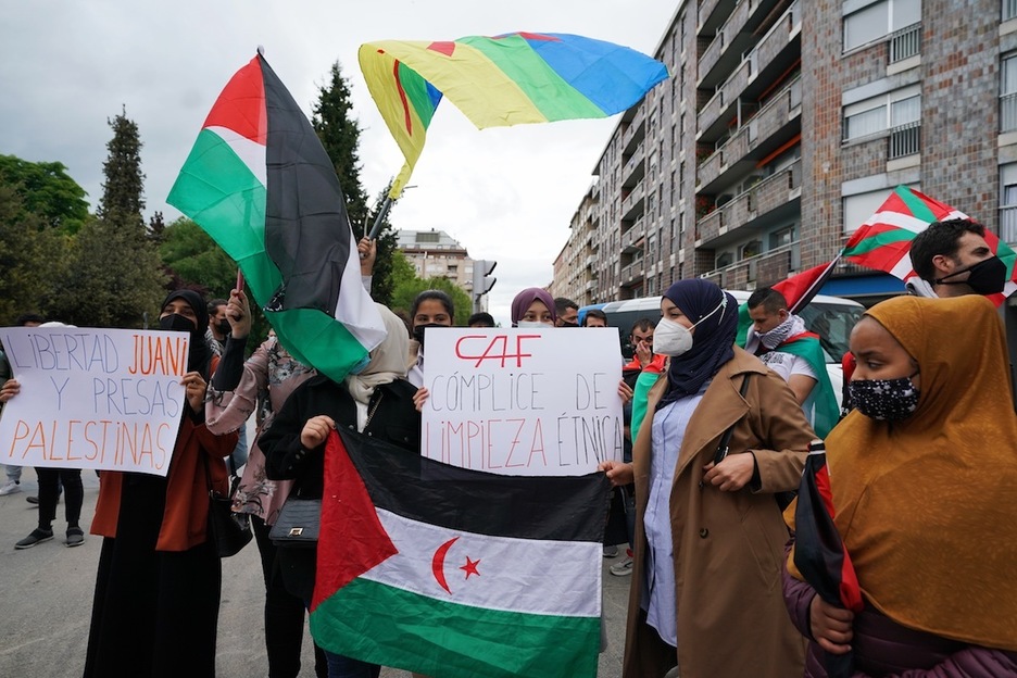 CAF enpresaren aurkako kartelak Palestinaren aldeko manifestazioan, Gasteizen. (Endika PORTILLO/FOKU)