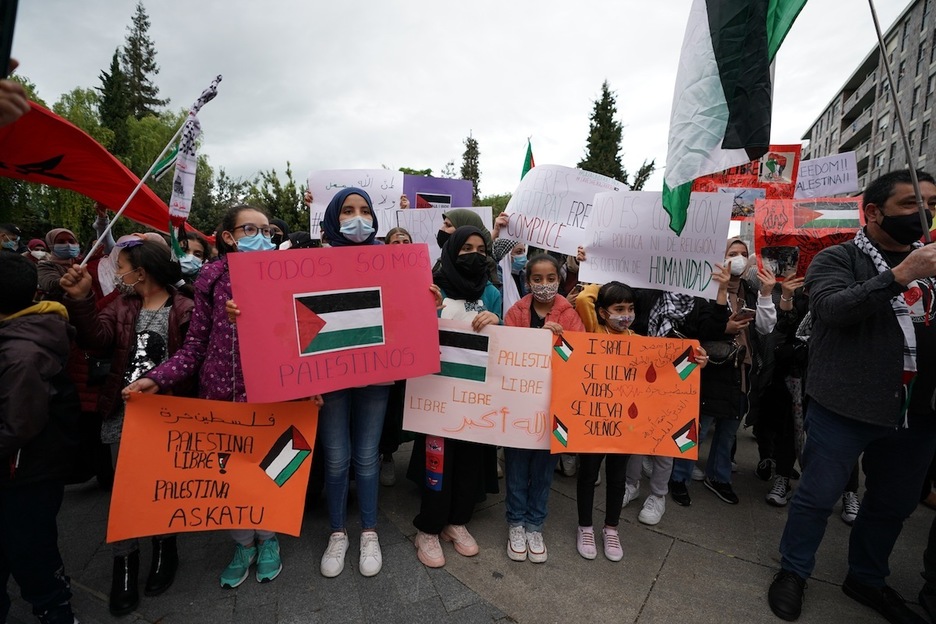 Hainbat haur Palestinaren aldeko kartelekin, Gasteizko elkarretaratzean. (Endika PORTILO/FOKU)
