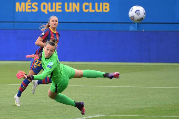El Barcelona superó al PSG en la semifinal. En la imagen, Endler ve cómo entra en su portería el disparo de Martens. (Lluis Gené/AFP)