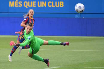 El Barcelona superó al PSG en la semifinal. En la imagen, Endler ve cómo entra en su portería el disparo de Martens. (Lluis Gené/AFP)