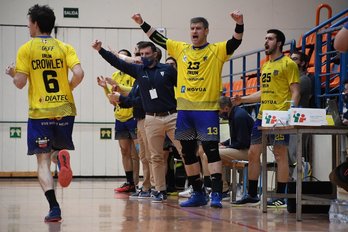 Azkue, Aginagalde eta aulkian dauden guztiak gol bat ospatzen. (@ASOBAL)