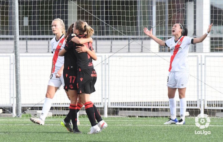 Amaiur y Bárbara celebran el gol de la donostiarra, que adelantaba a la Real. (La Liga)