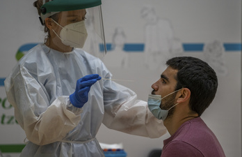 Una profesional sanitaria se dispone a hacer una prueba diagnóstica a un vecino de Errenteria.       (Andoni CANELLADA ( FOKU)