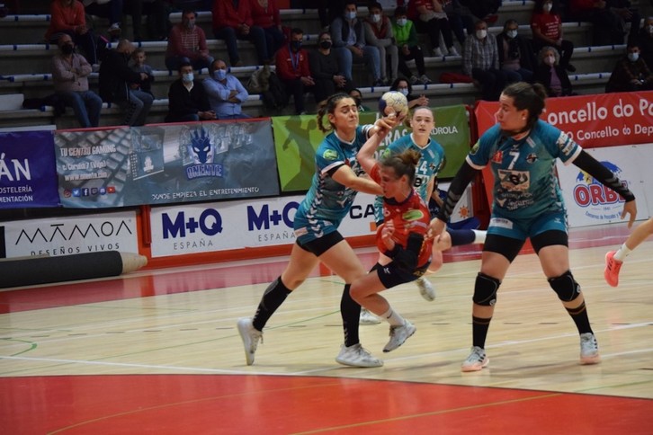 Loidi y Hernández tratan de frenar una ofensiva de las locales. (BmPorrino)