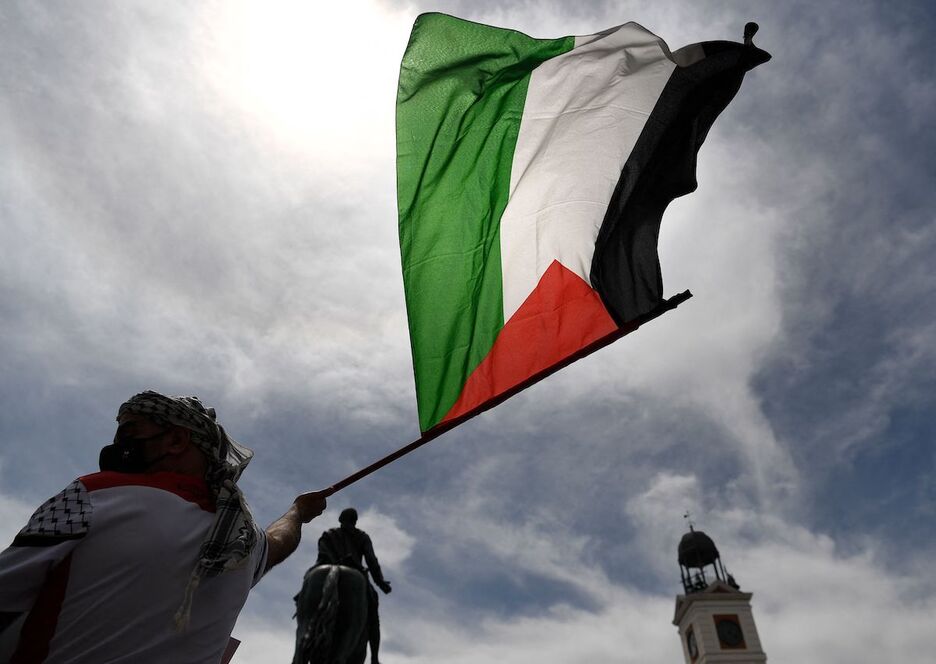 Una bandera palestina en el centro de Madrid. (Gabriel BOUYS/AFP)