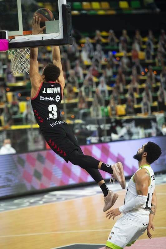 Jaylon Brown se cuelga del aro en la imagen, y sus tiros libres han sido claves al final. (Monika DEL VALLE / FOKU)