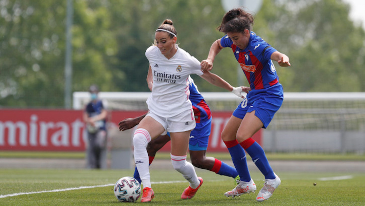 Asllani se lleva el balón en pugna con Jimena. (Real Madrid CF)