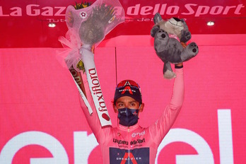 Egan Bernal se ha emocionado al verse de rosa tras sus problemas físicos. (Luca BETTINI/AFP)