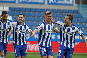 Los albiazules celebran el primer gol, obra de Pere Pons. (Endika PORTILLO / FOKU)
