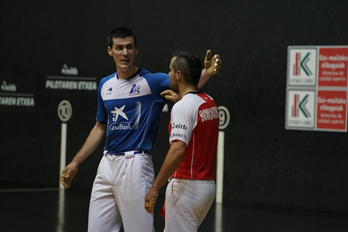 Beñat Rezusta eta Oinatz Bengoetxea, neurketa amaieran elkar agurtzen (Aritz LOIOLA / FOKU)