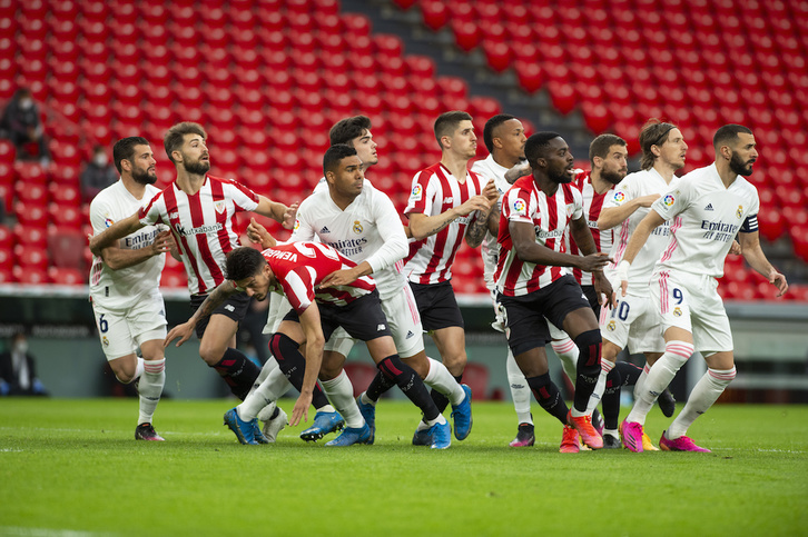 El duelo entre Athletic y Real Madrid en San Mamés se ha resuelto tras una jugada a balón parado. (Monika DEL VALLE / FOKU)