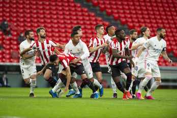 El duelo entre Athletic y Real Madrid en San Mamés se ha resuelto tras una jugada a balón parado. (Monika DEL VALLE / FOKU)