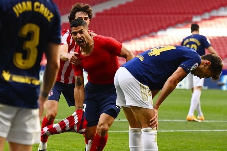 Desolación en la defensa de Osasuna cuando Luis Suárez ha anotado el 2-1 final. (Gabriel BOUYS / AFP PHOTO)