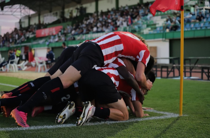 Jugadores del Bilbao Athletic celebran el gol de Ewan Urain. (@AthleticClub)