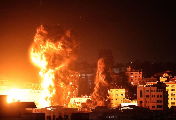 Explosiones en Gaza causadas por el bombardeo de Israel, esta pasada noche. (Anas BABA / AFP) 