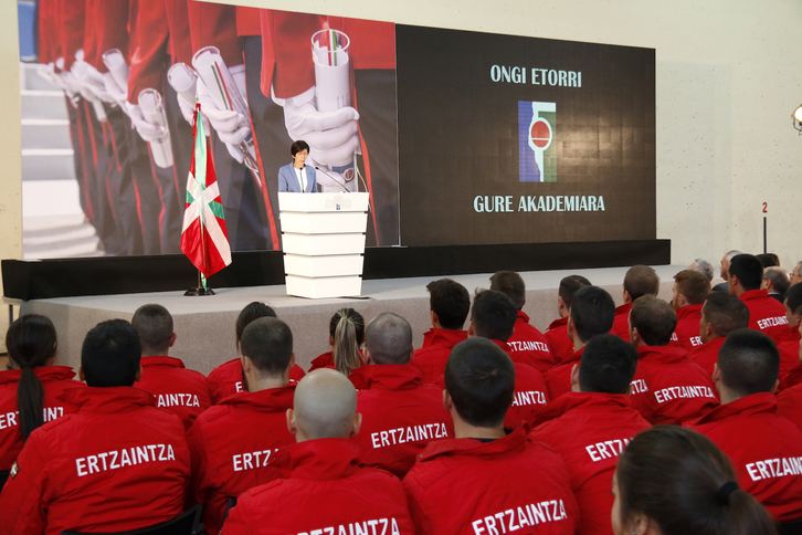 Estefanía Beltrán de Heredia, entonces consejera de Seguridad, se dirige a la XVII promoción de la Ertzaintza en la Academia de Arkaute. (IREKIA)
