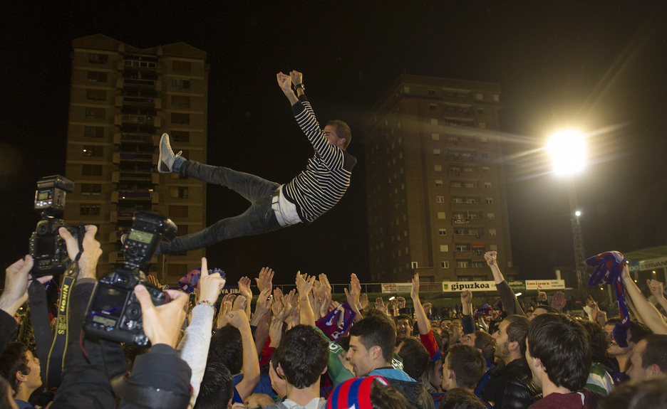 Gaizka Garitano es manteado por sus jugadores en Ipurua tras confirmarse el ascenso a Primera al derrotar al Alavés (1-0), el 25 de mayo de 2014. (Raúl BOGAJO / FOKU)