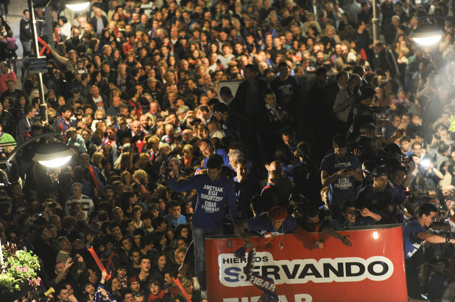 Baño de masas en autobús descubierto por las calles de Eibar. (Marisol RAMÍREZ / FOKU)