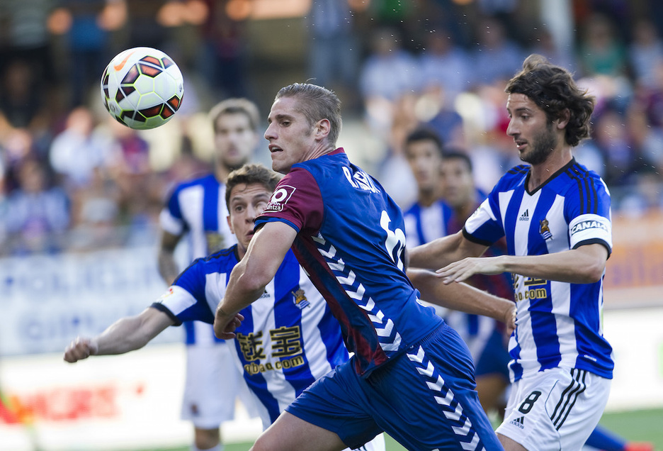 El estreno en Primera fue en un derbi contra la Real, con victoria azulgrana gracias a un gol de Javi Lara. En la imagen, Albentosa se lleva el balón ante Elustondo y Granero. (Juan Carlos RUIZ / FOKU)
