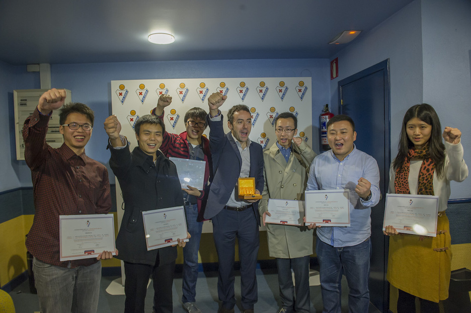 El Eibar impulsó una exitosa campaña internacional para conseguir capital. El entonces presidente, Alex Aranzabal, con un grupo de accionistas chinos. (Andoni CANELLADA / FOKU)