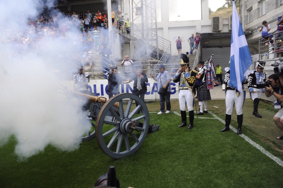 Partido del 75ª aniversario, en julio de 2015. El rival fue el Celtic de Glasgow y no faltaron los cañonazos en homenaje a los escoceses. (Jon URBE / FOKU)