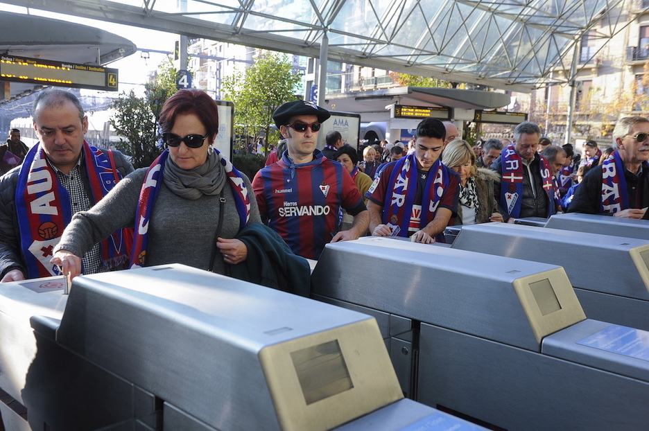 Aficionados del Eibar llegando a Donostia en el Topo para un derbi en Anoeta. (Jon URBE / FOKU)