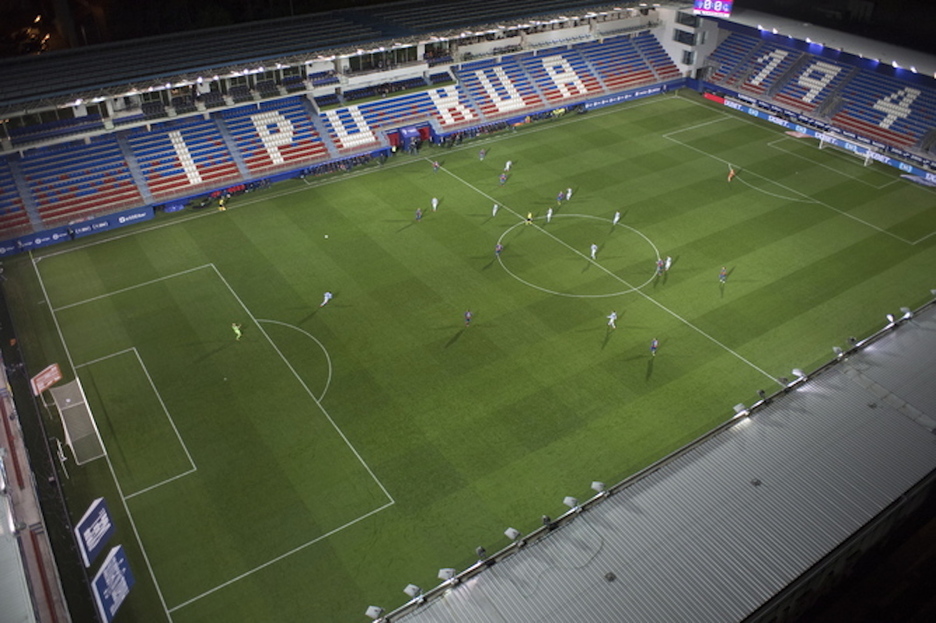El derbi Eibar-Real jugado el 10 de marzo de 2020 fue el primer partido sin público por el coronavirus. Había sido aplazado en su día por la mala calidad del aire tras el derrumbe del vertedero de Zaldibar. (Juan Carlos RUIZ / FOKU)