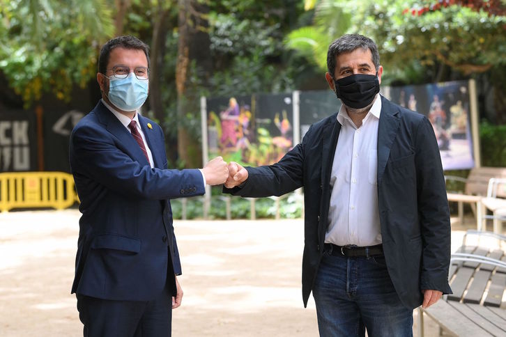 Pere Aragonès y Jordi Sànchez, durante su rueda de prensa conjunta para anunciar el acuerdo. (Lluis GENÉ/AFP)