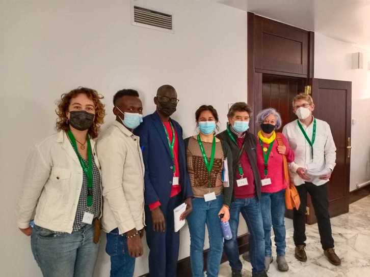 SOS Arrazakeriako kideak Gasteizko Legebiltzarrean. (@Sos_Arrazakeria)