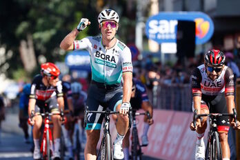 Peter Sagan celebra su segunda victoria en el Giro tras la lograda en su debut del año pasado, también en la décima etapa. (Luca BETTINI/AFP) 