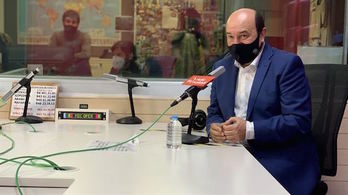 El presidente del EBB, Andoni Ortuzar, entrevistado en Radio Euskadi. (Radio Euskadi)