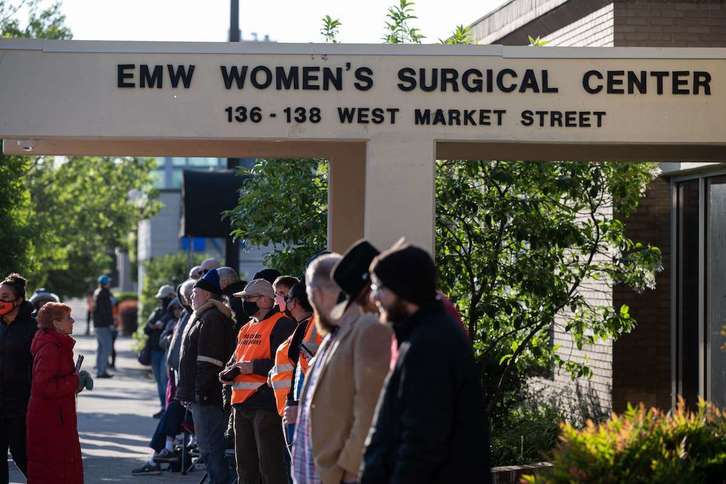 Antiabortistas en una clínica en la que se practican abortos en Kentucky. (Jon CHERRY/AFP)