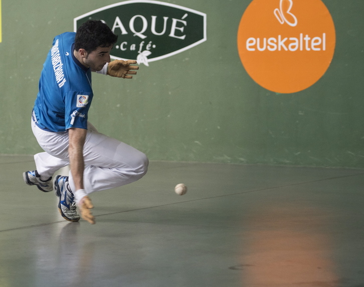 Beñat Urretabizkaiak amaitutzat eman du bere pilotari profesional ibilbidea. (Jon URBE/FOKU)