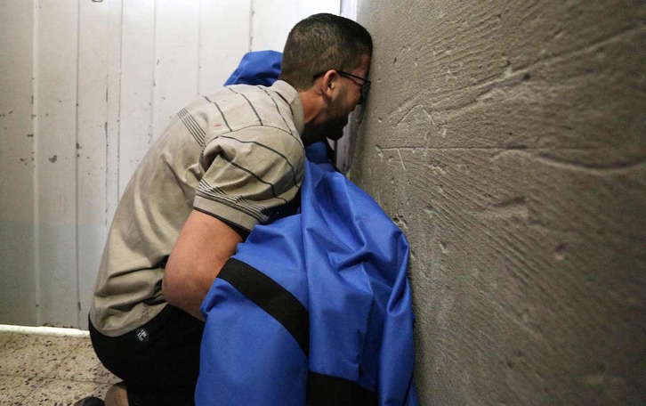 Un padre llora con su hijo muerto de 12 años en brazos, en el hospital Al-Shifa. (Anas BABA/AFP)