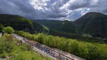 Giroko seigarren etapa. (Dario BELINGHERI / AFP)
