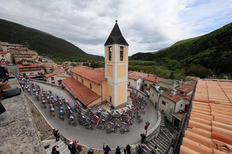 Giroko bederatzigarren etapa Monti Marsicanitik igarotzen. (Luca BETTINI / AFP) 