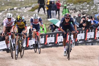 Egan Bernal bederatzigarren etaparen bukaeran; irabazi egin zuen eta orduan jantzi zuen maglia rosa. Fabio FERRARI ( AFP)