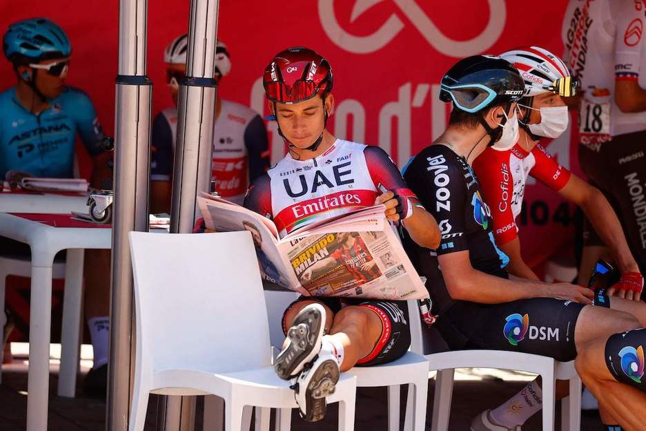 Giroko hamargarren etapa hasi aurretik Davide Formolo (UAE) italiarra egunkaria irakurtzen. (Luca BETTINI / AFP)