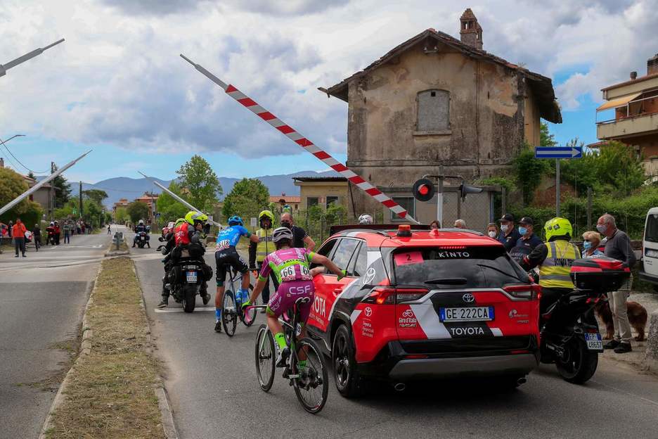 Giroko hamargarren etapako iheslariak gelditu egin behar izan ziren trena pasatu arte. (Luca BETTINI / AFP)