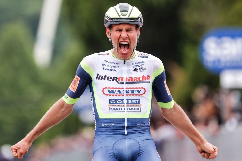 Van der Hoorn (Wanty) txirrindularia helmugara iristen hirugarren etapako garaile gisa. (Luca BETTINI / AFP)