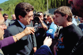 El alcalde de Artieda d'Aragon, Luis Solana (izquierda), entrega a Jaume Matas la carta en la que se rechaza el recrecimiento de Esa. (EL MATRAL)