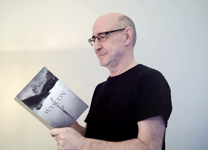 Josetxo Orueta, autor de 'Wascon', con la novela en la mano. (TXERTOA)