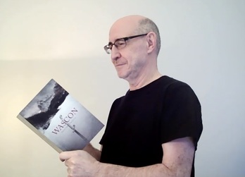 Josetxo Orueta, autor de 'Wascon', con la novela en la mano. (TXERTOA)