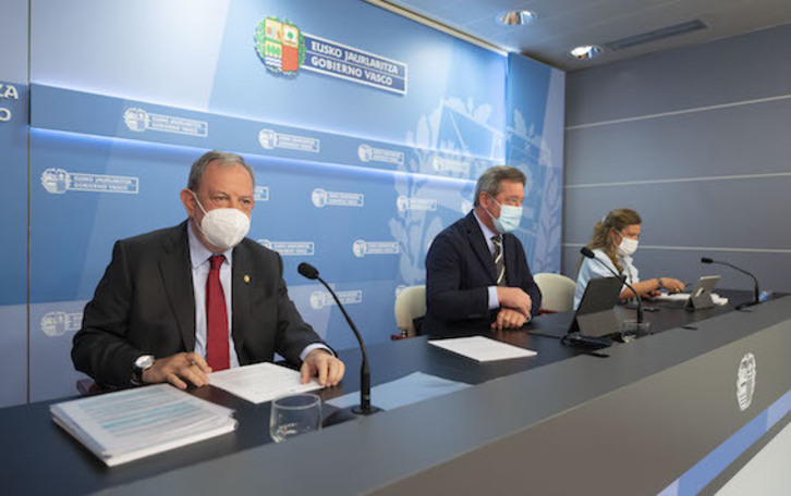 El consejero de Economía y Hacienda, Pedro Azpiazu, durante la presentación de la reescritura de Euskadi Next. (IREKIA)