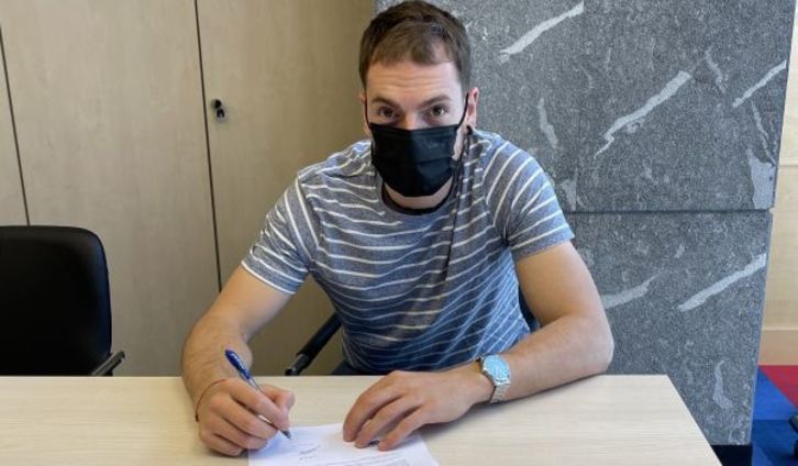 Unai Laso ha firmado hoy su nuevo contrato, hasta finales de 2023, con Baiko. (BAIKOPILOTA)