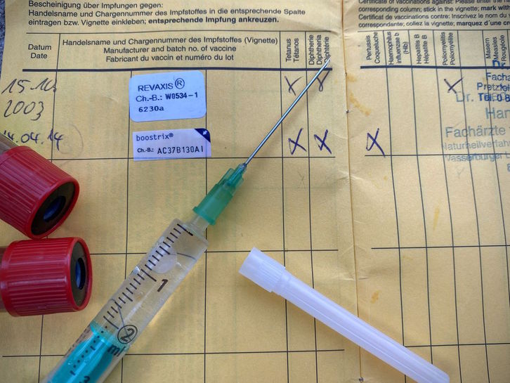 El carnet de vacunación en Ipar Euskal Herria incluye once vacunas obligatorias. (NAIZ)