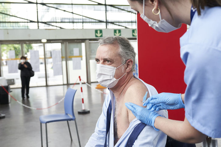 Urkullu, recibiendo la primera dosis de la vacuna en Landako Gunea. (IREKIA)