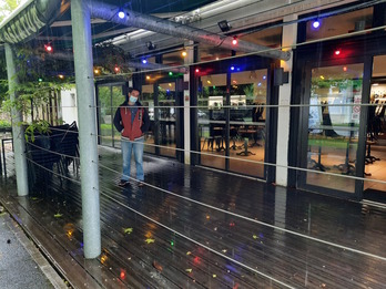 Xavier Flahaut, gerente del bar Bakar Xoko sito en la zona de Beltzenia, en Hendaia. (NAIZ)