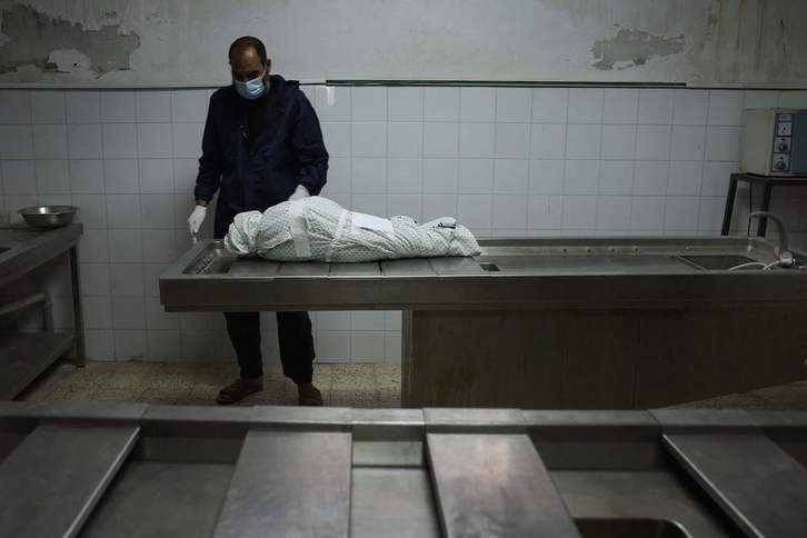 El cadáver amortajado de una niña de tres años, víctima de las bombas israelíes, reposa en una morgue de Gaza. (MOHAMMED ABED / AFP)  