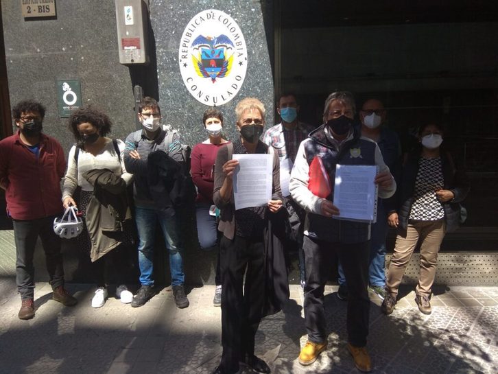Una treintena de organizaciones políticas, sindicales y sociales entregaron ayer una carta en el consulado de Colombia en Bilbo. (LAB)